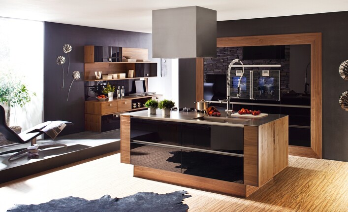 Hausgeräte für diese offene Küche mit schwarzen Lackfronten und Holzelementen liefern wir gerne - nicht nur nach Karkow, Rostock oder Teterow. Hausgeräte für diese offene Küche mit schwarzen Lackfronten und Holzelementen liefern wir gerne - nicht nur nach Karkow, Rostock oder Teterow.